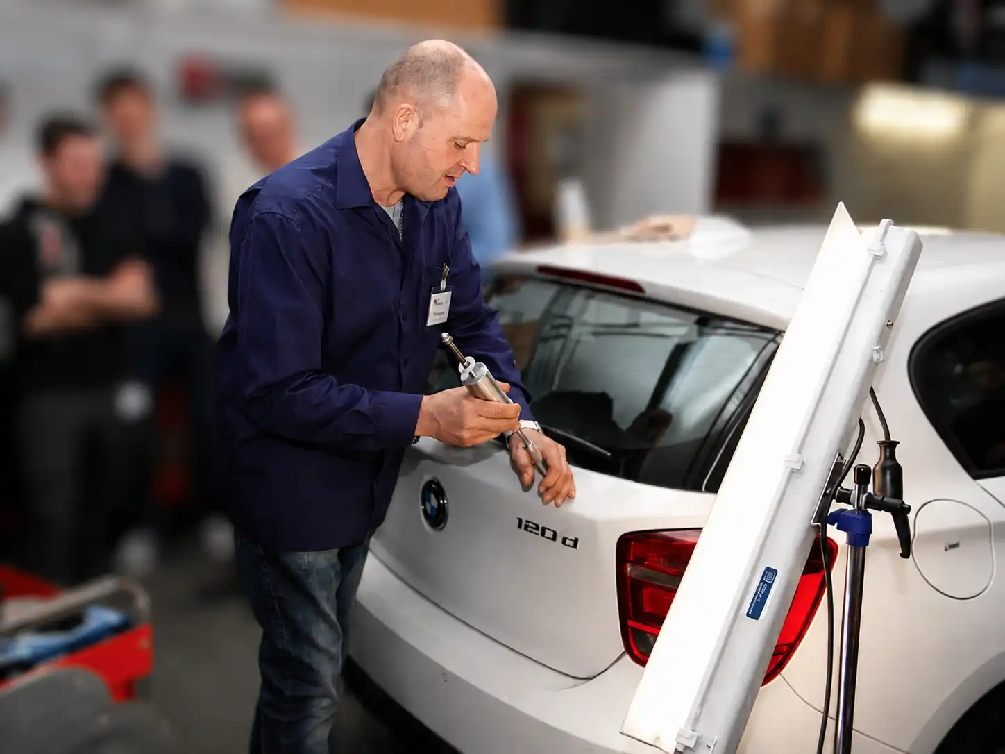 Teilnehmer lernt Dellentechnik am Fahrzeug unter fachkundiger Anleitung